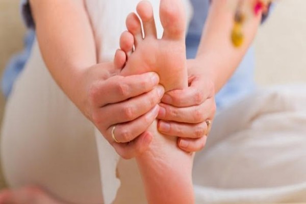 যখন-তখন পায়ে ঝিঁঝি ধরে? ঝিঁঝি ধরলে তা ছাড়ানোর সহজ উপায় কী?