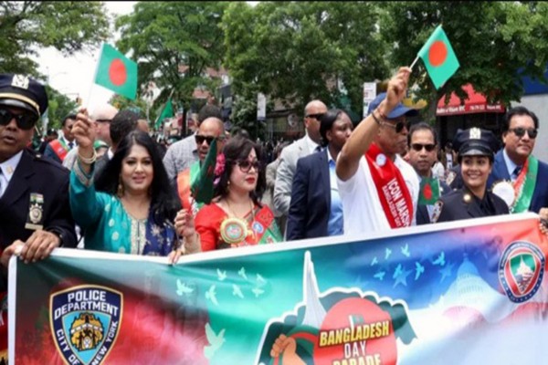 দেশের পতাকা হাতে মৌসুমী নিউইয়র্কের রাস্তায়