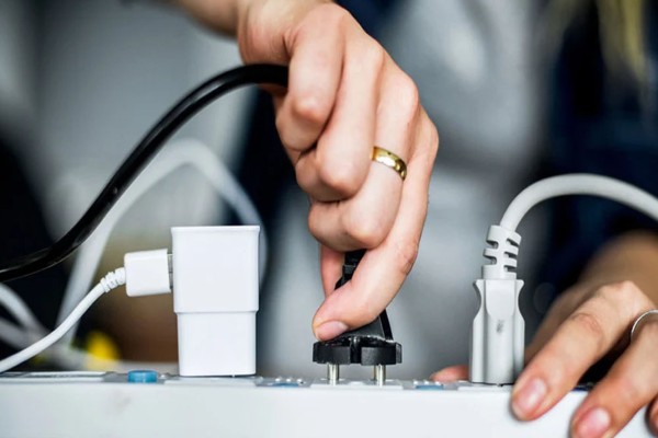 হঠাৎ কেউ বিদ্যুৎ স্পৃষ্ট হলে যা করবেন