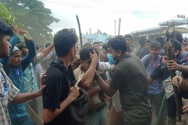 সীতাকুণ্ডে কোটা বিরোধী আন্দোলন কারিদের দমন করতে গিয়ে শিক্ষার্থীদের হামলার শিকার ছাত্রলীগ