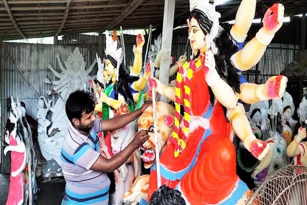 শারদীয় দূর্গোৎসবকে ঘিরে দম ফেলার ফুরসত পাচ্ছে না রাউজানের প্রতিমা শিল্পীরা